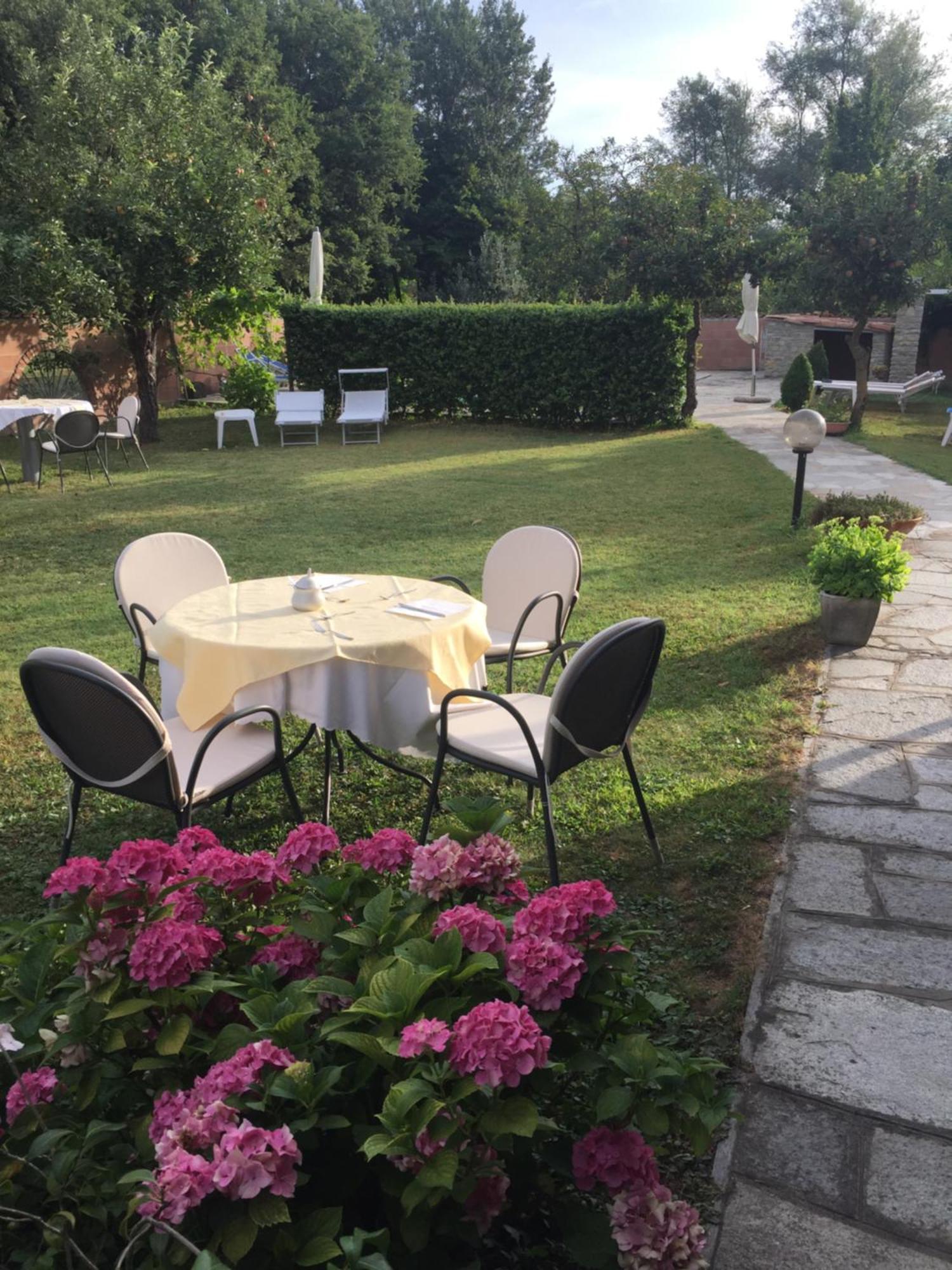 Gasthaus Ca 'D Gnese Castagnole delle Lanze Exterior foto