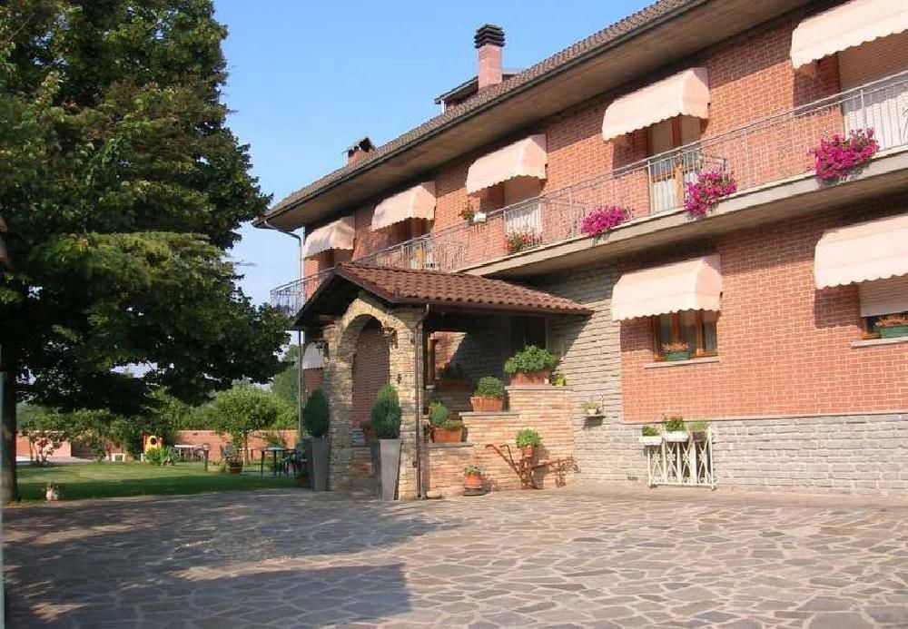 Gasthaus Ca 'D Gnese Castagnole delle Lanze Exterior foto