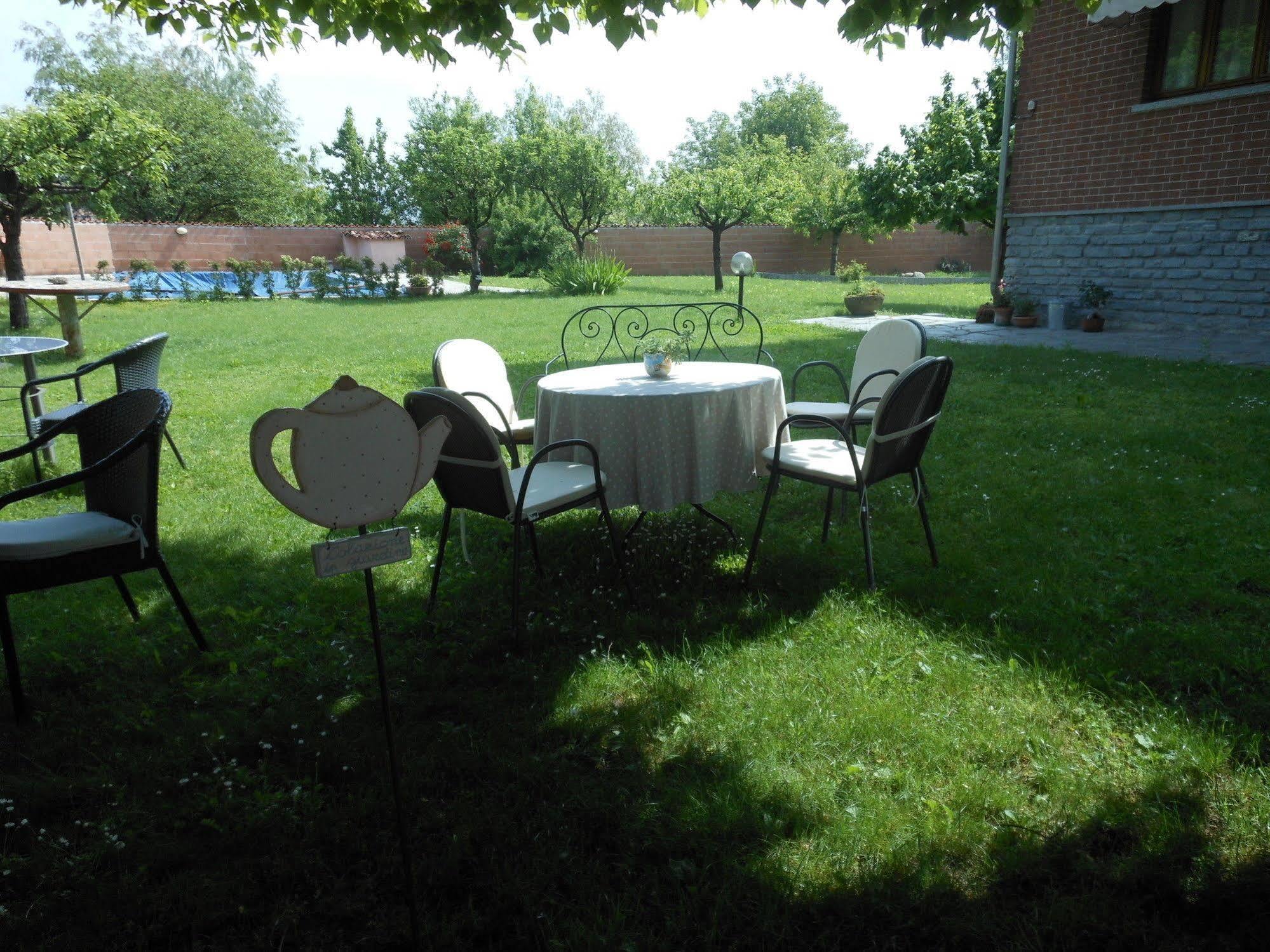 Gasthaus Ca 'D Gnese Castagnole delle Lanze Exterior foto